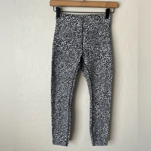 Lululemon InStill High-Rise Tights Warped Grain Alpine White Black 4
